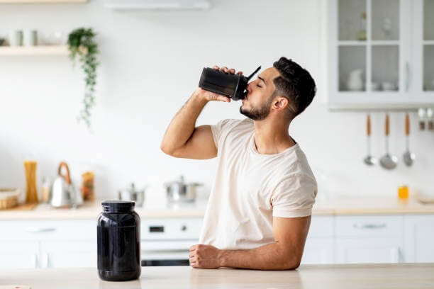 Man drinking Amaris Mint® anti-inflammatory protein shake at home